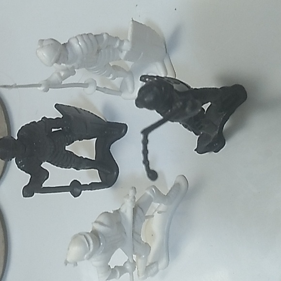 Vintage Gladiator Figurines- (Plastic) - Picture 13 of 15